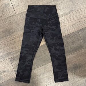 Women’s Lululemon Wonder Under cropped